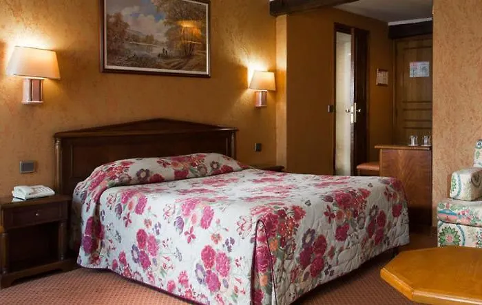 Meslay Republique Hotel