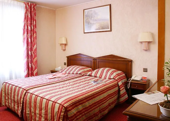 Meslay Republique Hotel 3*